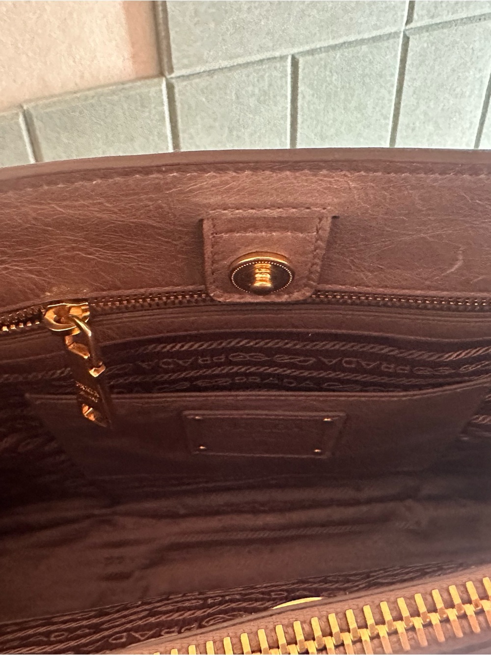Prada taupe leather tote with gold hardware - Picture 6 of 7